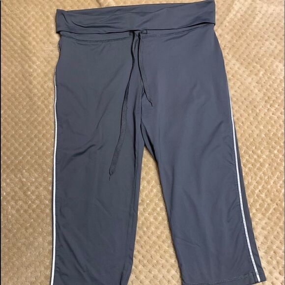 Forever 21 Grey Capri workout Pants. - Picture 3 of 3